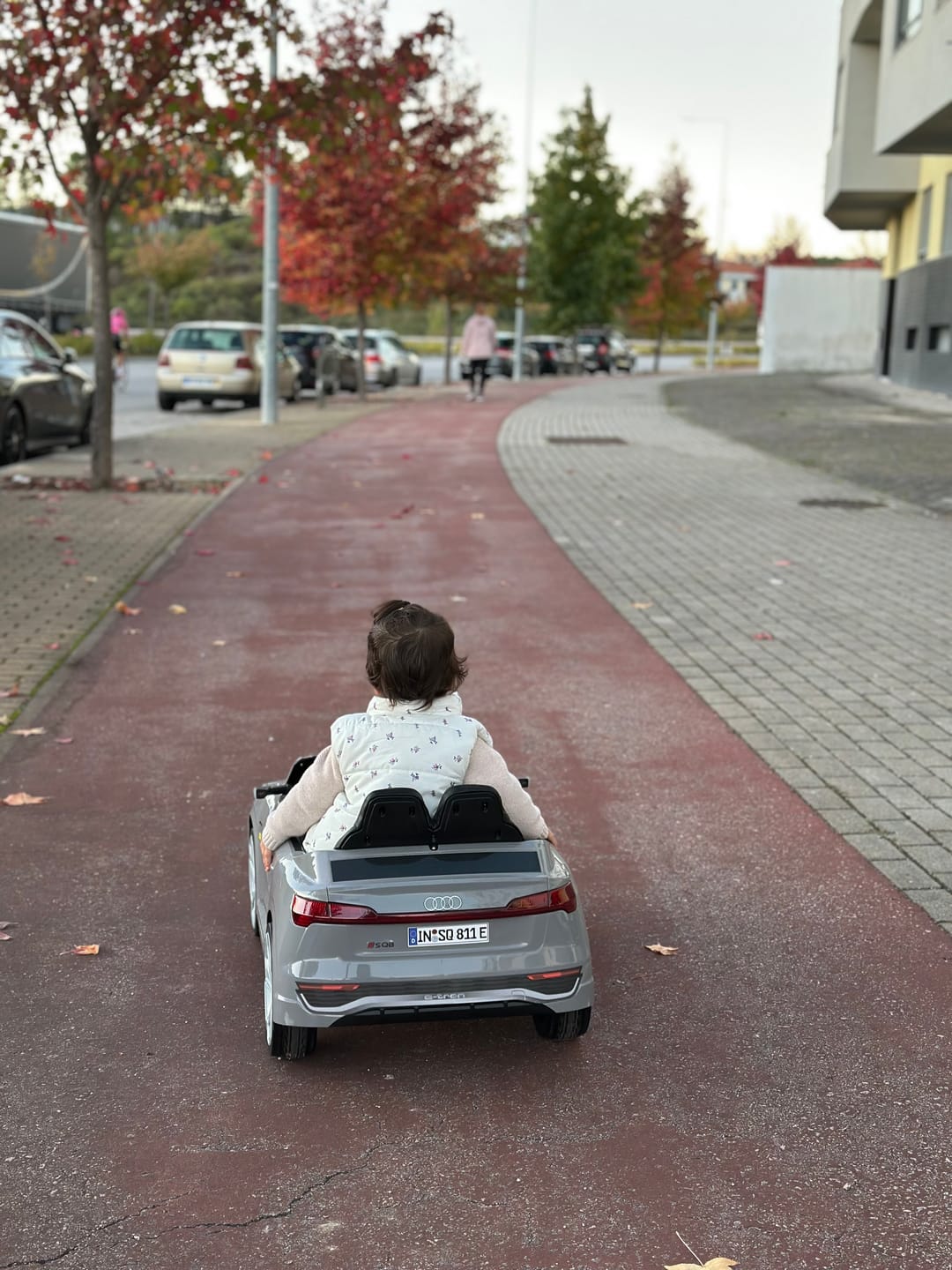 Customer photo review of Carro Elétrico para Criança AUDI SQ8 12V Cinza c/ RODAS DE BORRACHA & ASSENTO EM PELE