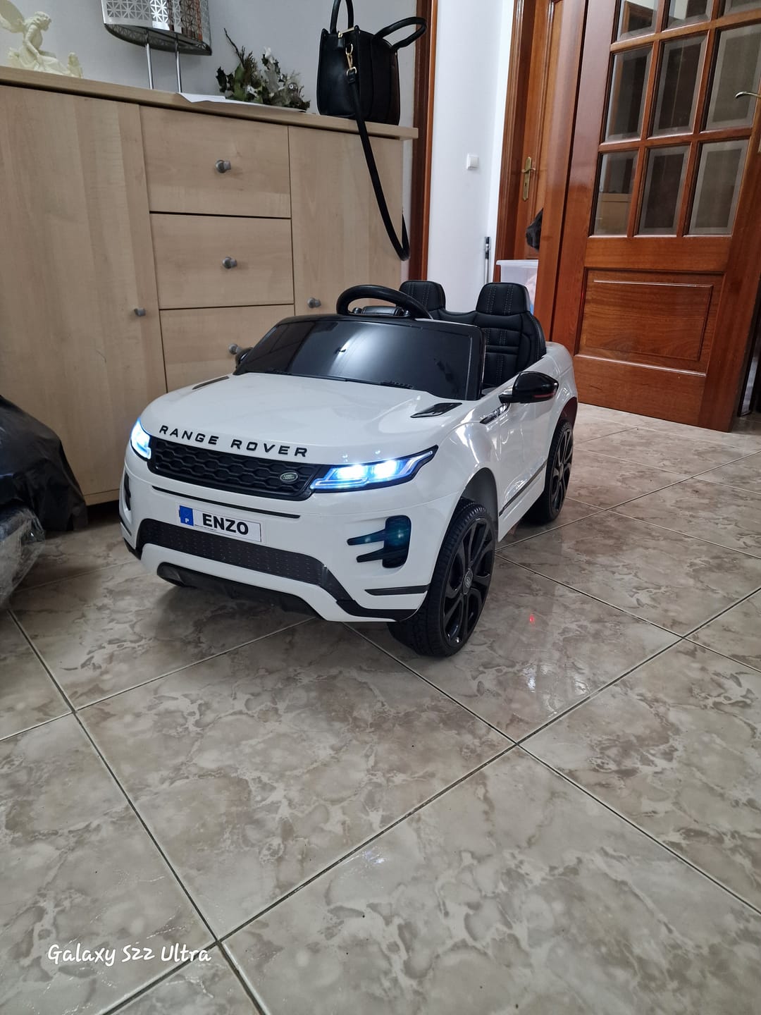 Customer photo review of Carro Elétrico para Criança RANGE ROVER EVOQUE 12v Branco c/ RODAS DE BORRACHA & ASSENTO EM PELE