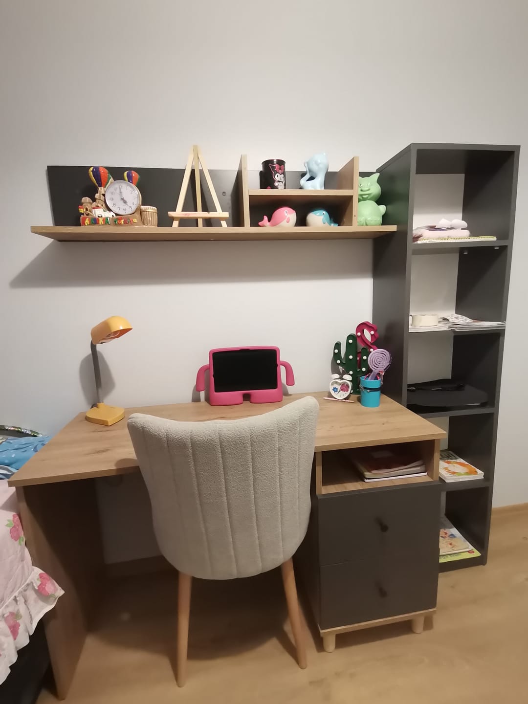 Customer photo review of Rani HA115 Çekmeceli Kitaplıklı Çalışma Ofis Bilgisayar Masası Sepet Ceviz - Antrasit