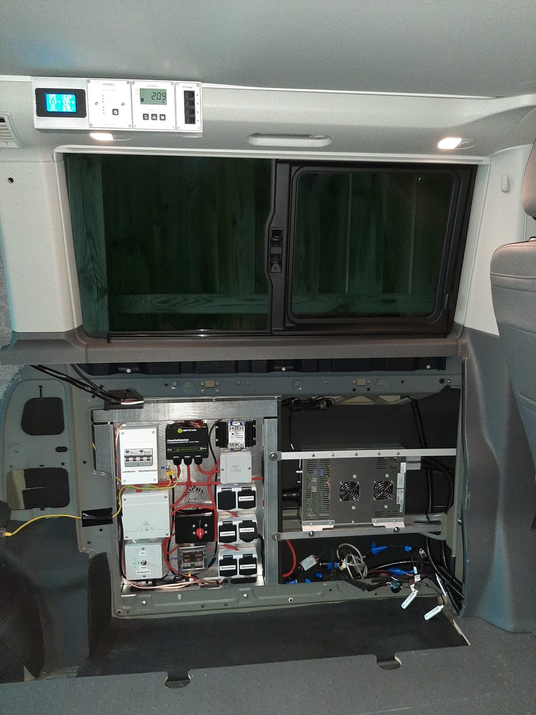 Customer photo review of Elektrobox Einbaulösung Leerkasten VW T5-T6.1 EKT 56-1
