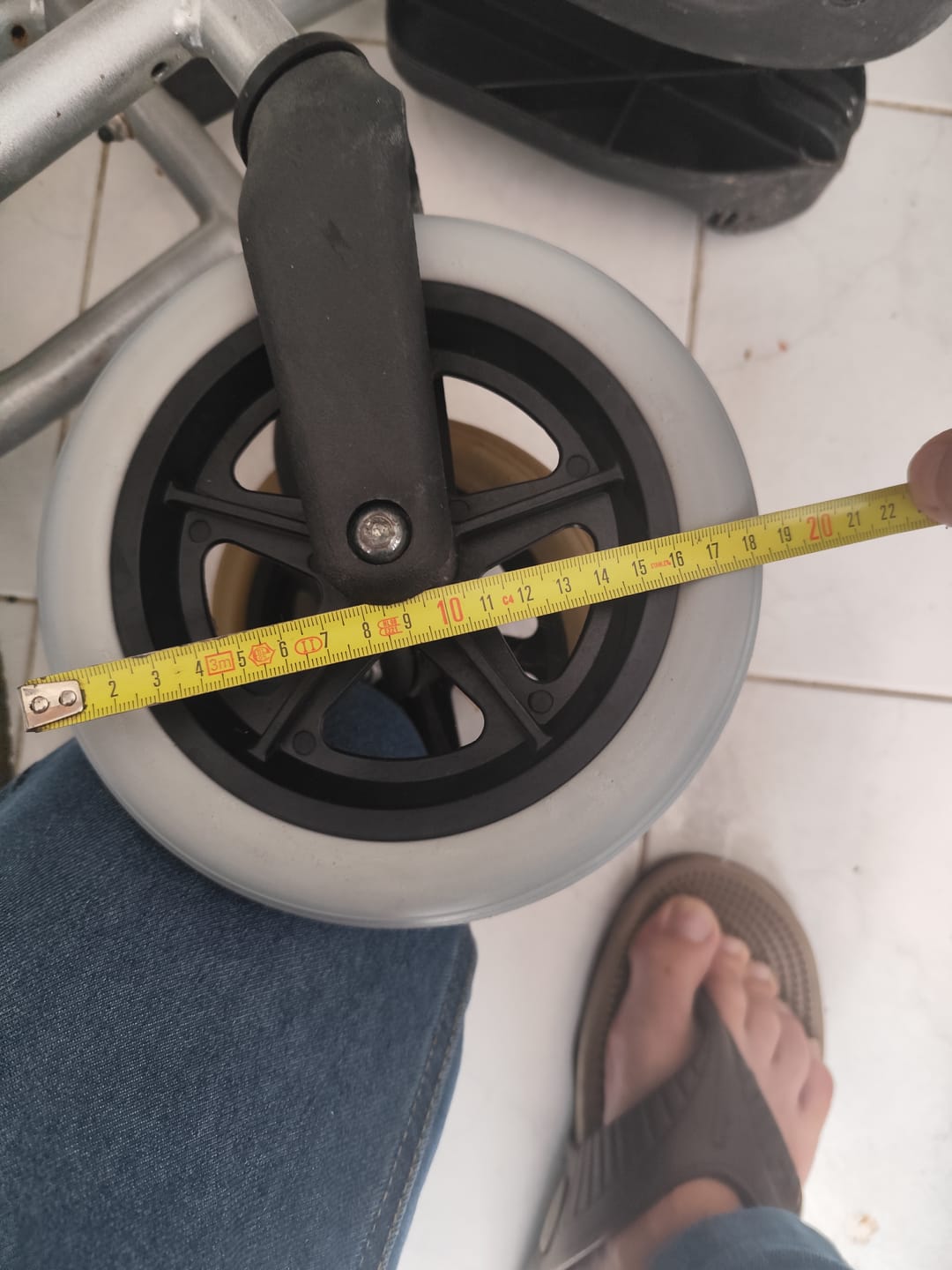 Customer photo review of Roda Dianteira para Cadeira de Rodas Maciça 8'' x 1.25''