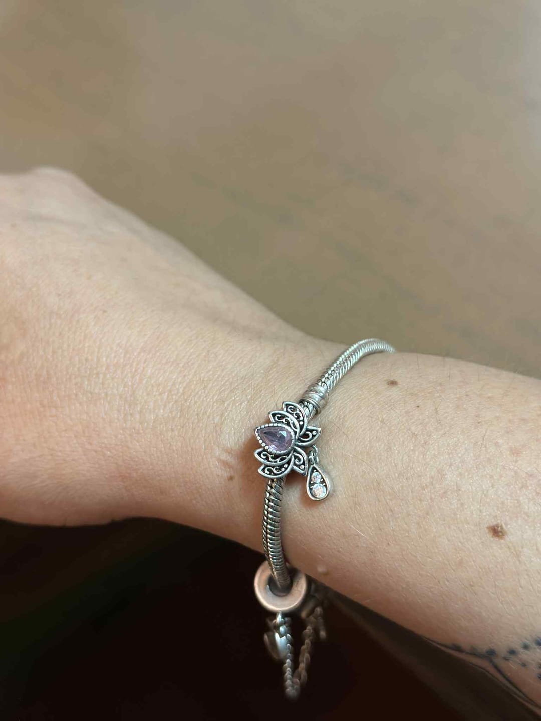 Customer photo review of Charm Flor de Loto y Gota