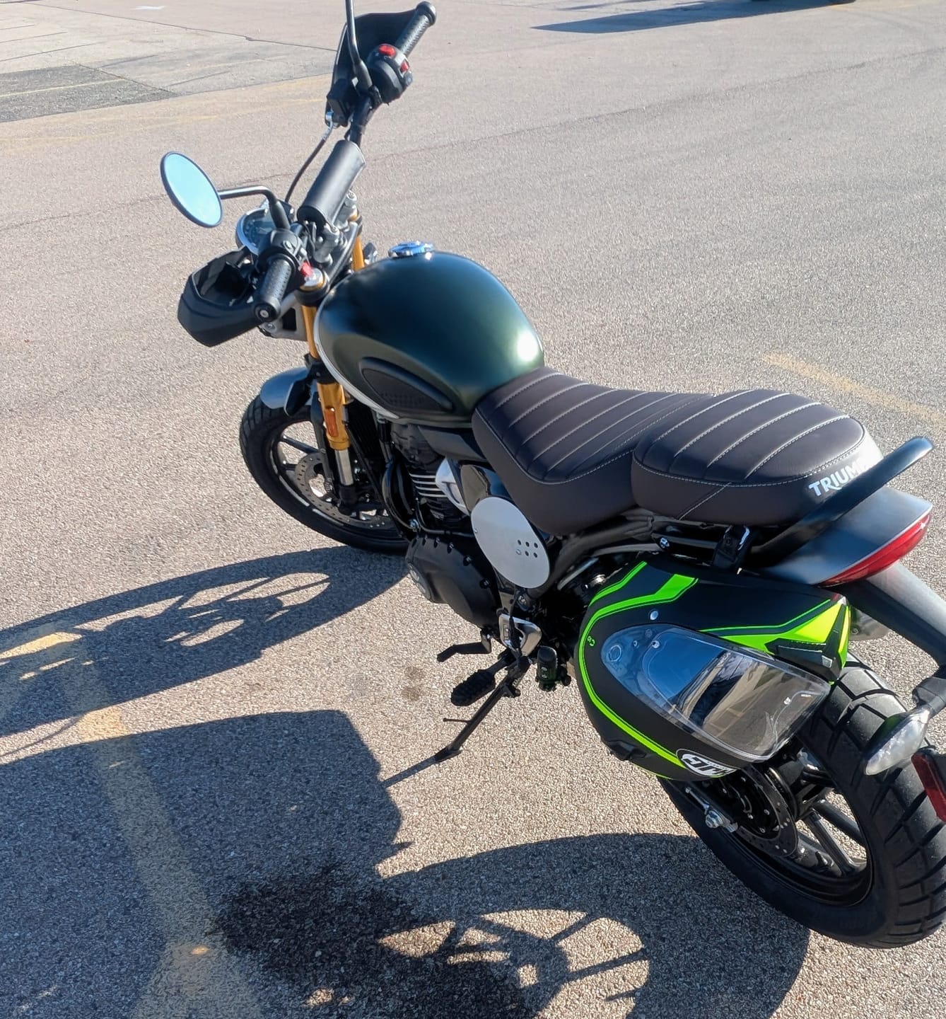 Customer photo review of Triumph Speed 400 & Scrambler 400 Helmet Hook (lock)
