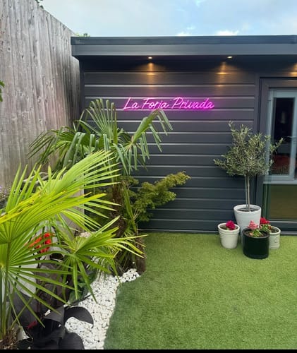 Customer photo review of Custom Neon: La Forja Privad...