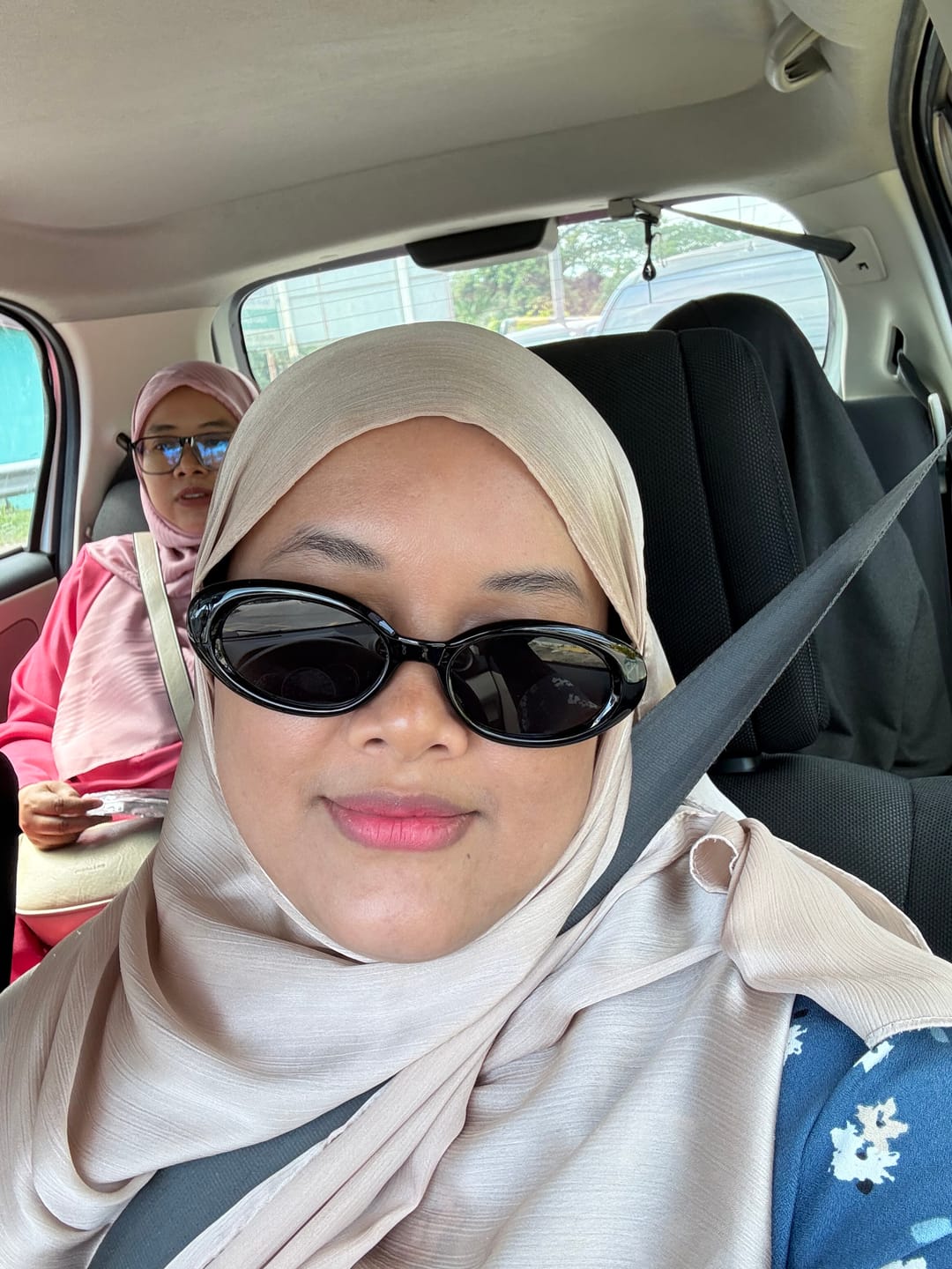 Customer photo review of Juno Oval Framed Sunglasses