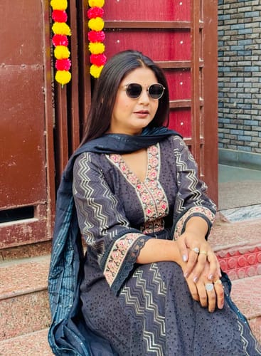 Customer photo review of Captain | Gold And Black Polarized Round Sunglasses - PMG3981