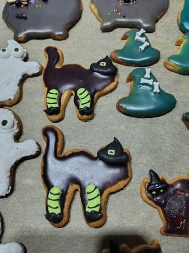 Customer photo review of Halloween Ausstechformen Set – 5-teilig aus Metall Keksausstecher (Kürbis, Fledermaus, Hexenhut, Katze, Besen)