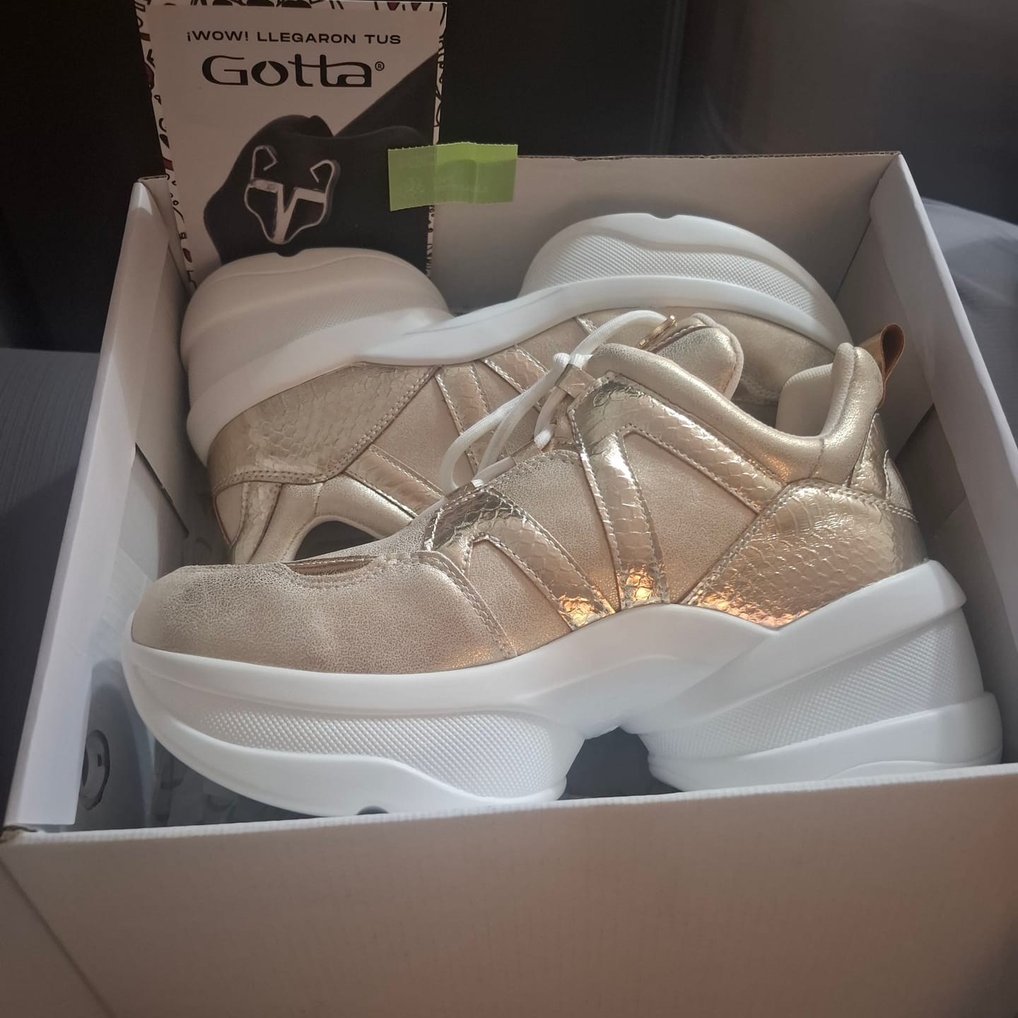 Customer photo review of Zapatilla Plataforma Dorada Mujer C7293