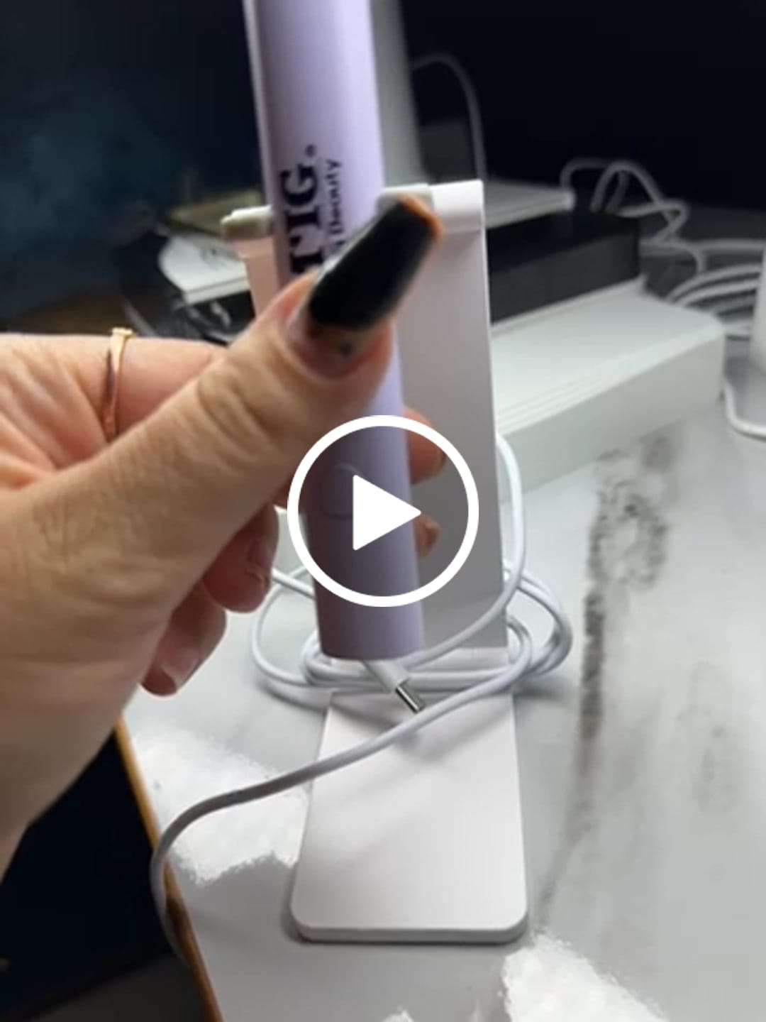 Customer video review of Lampa UV-LED de mana pentru Tipsuri smart 3W cu suport