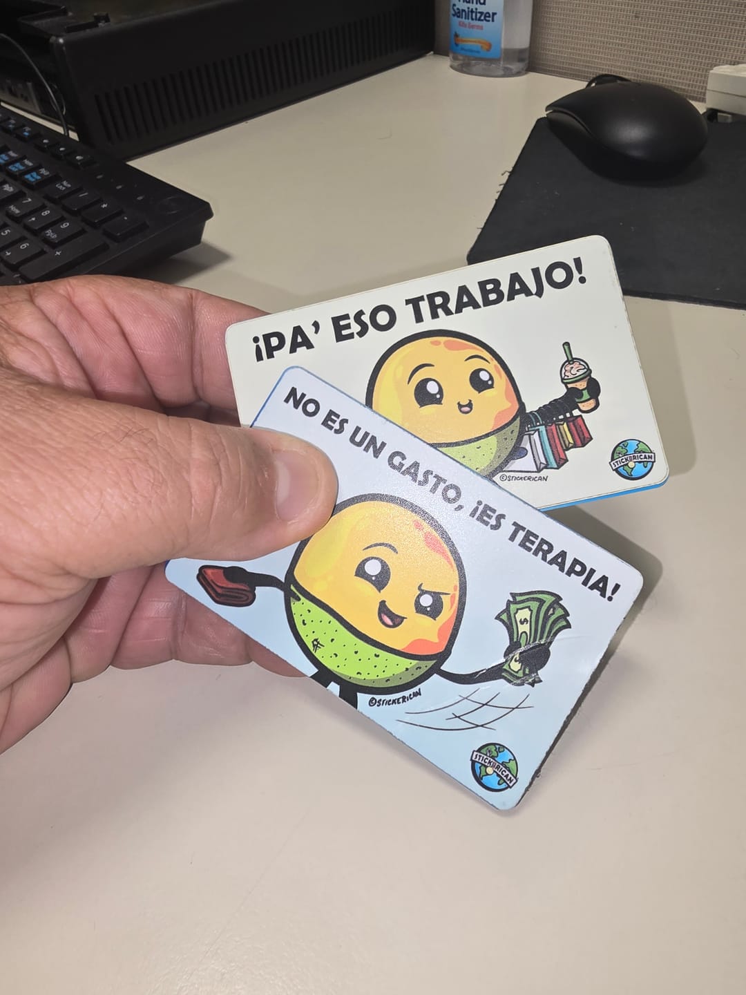 Customer photo review of No es un Gasto, es Terapia - Sticker para Tarjeta de Crédito