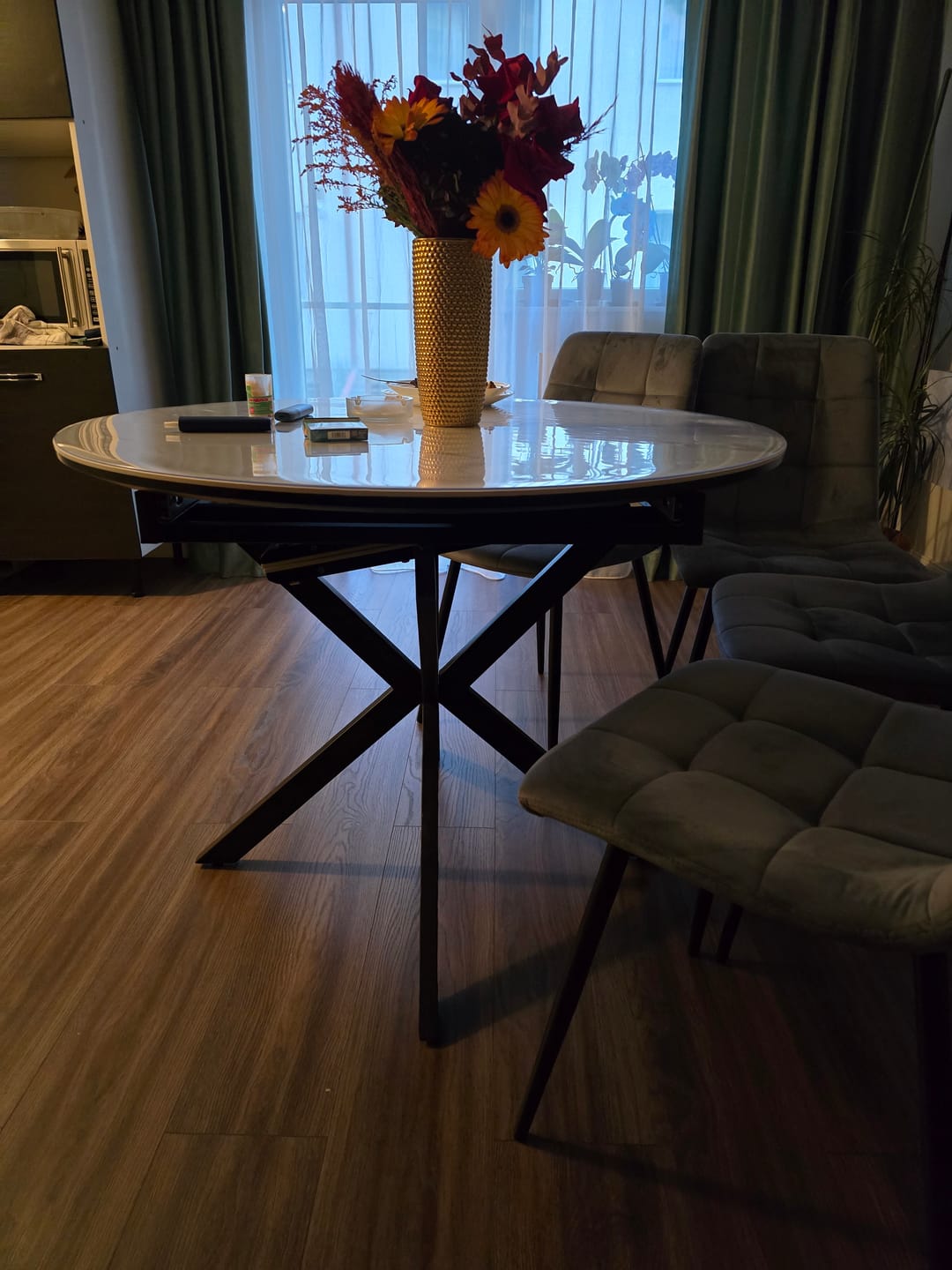 Customer photo review of Masa extensibila GASTON, alb mat cu efect de marmura, ceramica/metal, 100/135x100x76 cm