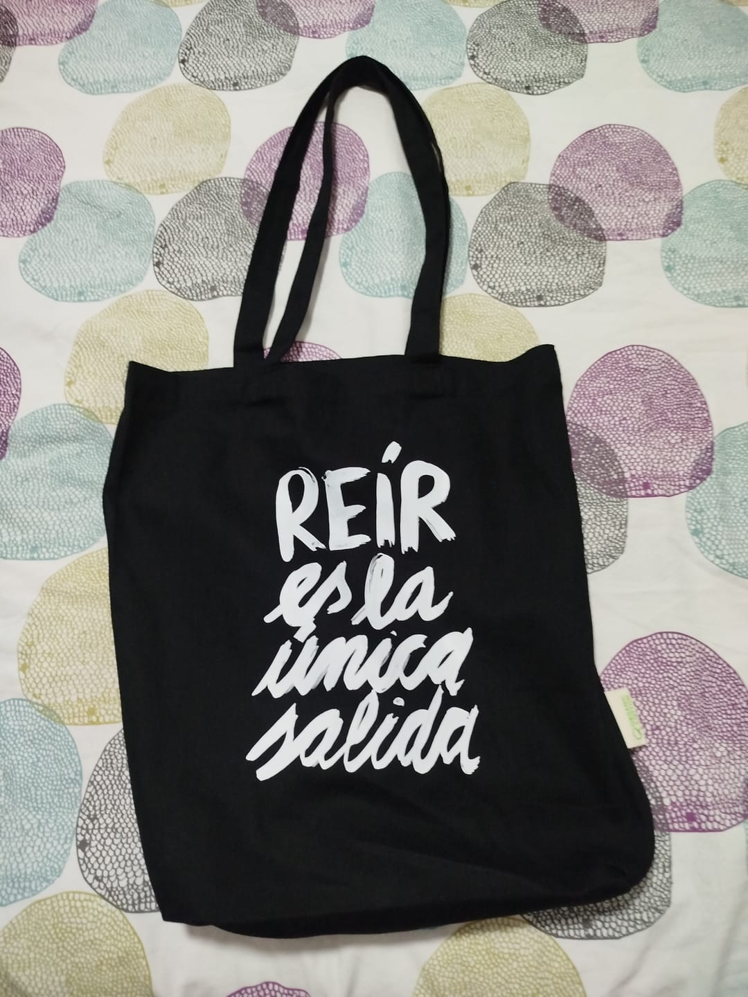 Customer photo review of Tote Bag "Reír es la única salida" tipográfico