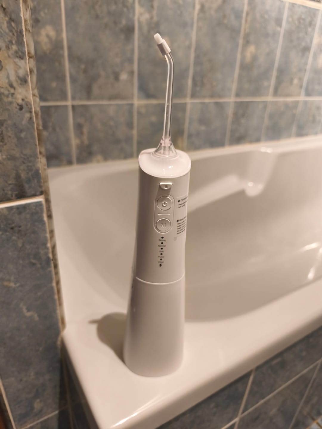 Customer photo review of Hydropulseur sans fil pour un soin dentaire & buccal optimal / 5 modes & 4 embouts / Réservoir de 300 ml / Étanchéité IPX7 / Jet dentaire pour gencives