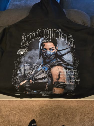 Customer photo review of [Limited Edition] 'Mortal Kombat: Kitana' Box Hoodie