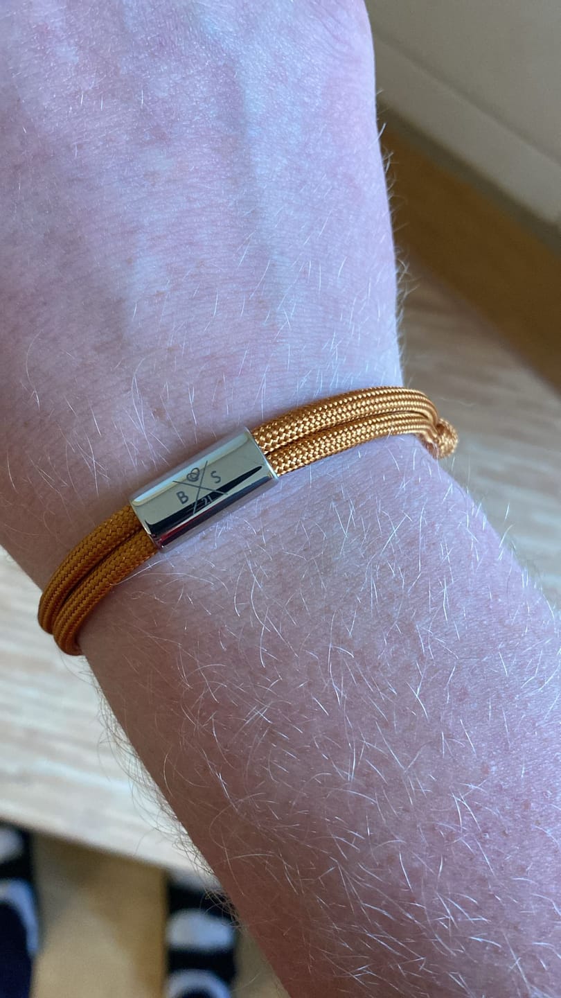 Customer photo review of Freunde - Personalisiertes Armband mit Gravur mit Initialen und Symbol für Freunde und Partner