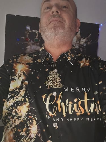 Customer photo review of Chemise boutonnée à manches longues pour homme avec imprimé sapin de Noël et renne doré