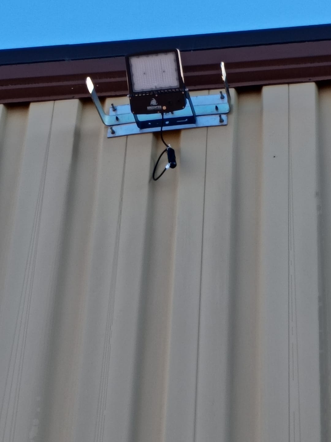Customer photo review of LED Flood Light - FL4 - 150W - 21750LM -  Flood Mount - DLC