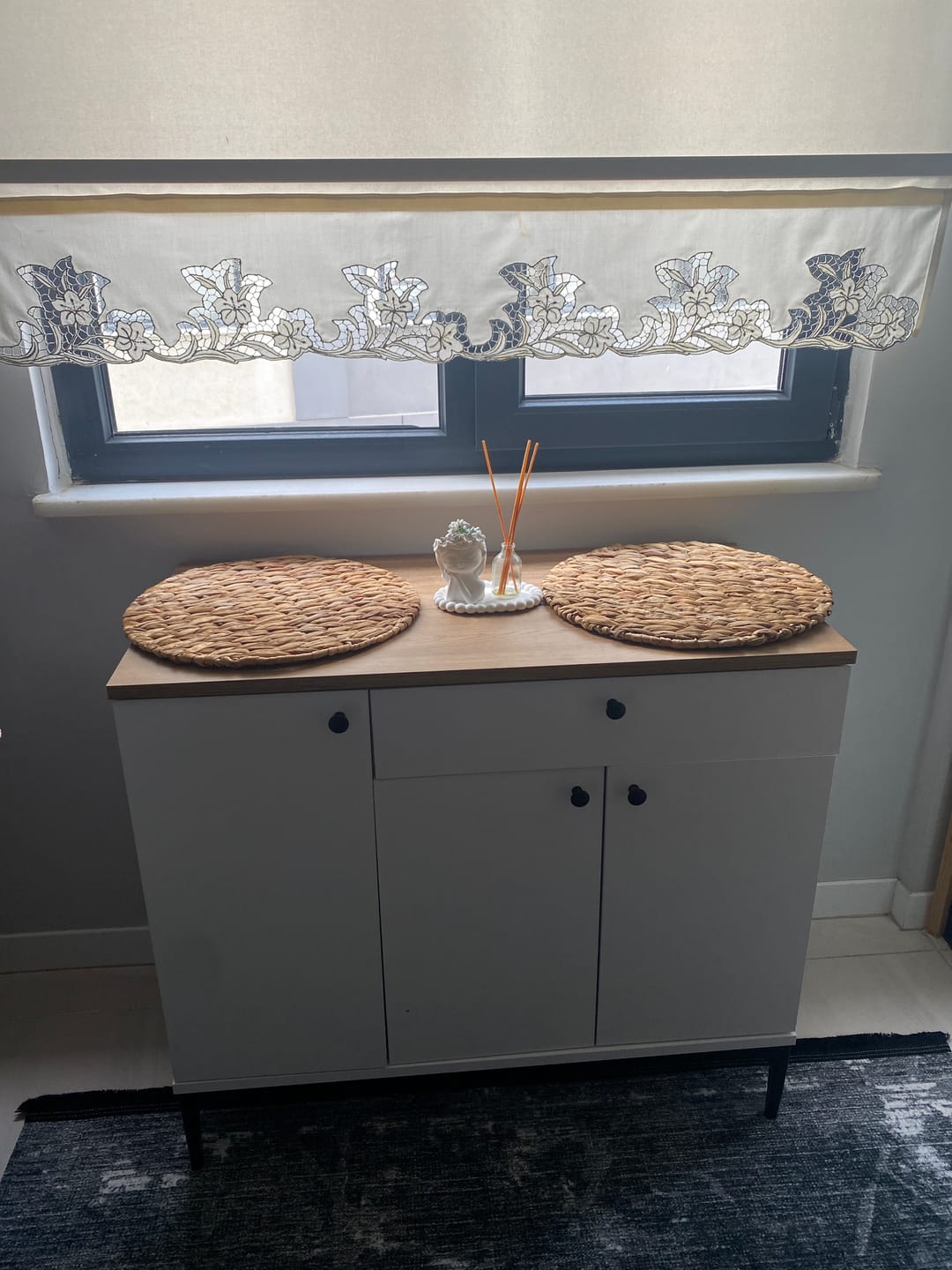 Customer photo review of Rani JE194 Kahve Köşesi Çok Amaçlı Dolap 3 Kapaklı 1 Çekmeceli Kiler Mutfak Dolabı Beyaz - Sepet Ceviz