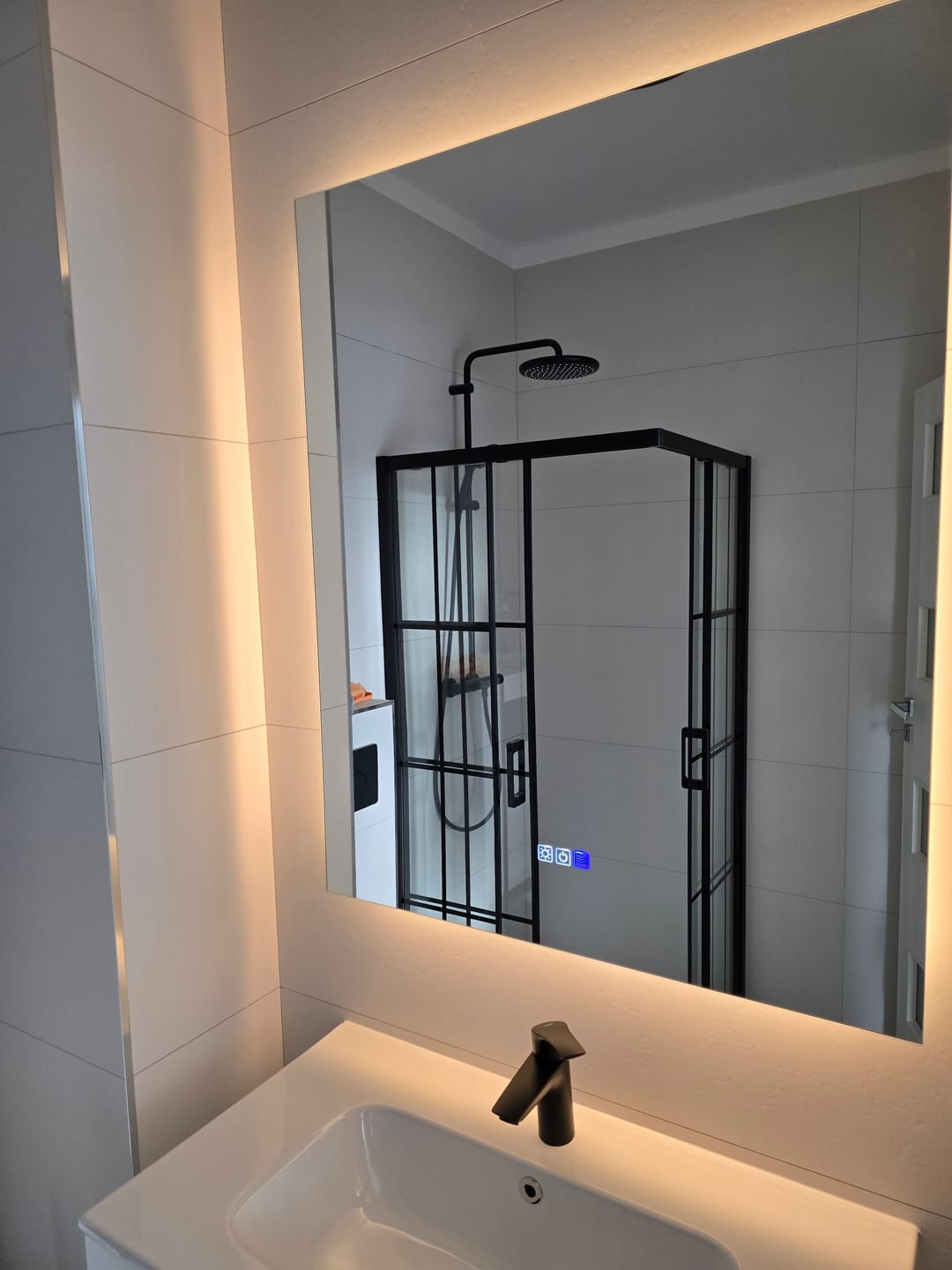 Customer photo review of Oglinda LED Verticala, Touch LED, Dimare, Dezaburire, LED Reglabil 3000K-6000K - Gama Ambient Model 1