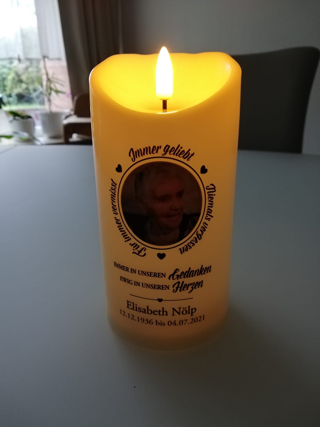 Customer photo review of Immer geliebt - LED Trauerkerze mit Foto und Datum in Erinnerung an Verstorbene