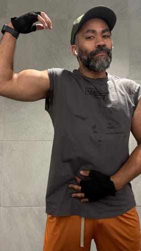 Customer photo review of CUTOFF MUSCLE TEE – CLUB / CHARCOAL GREY