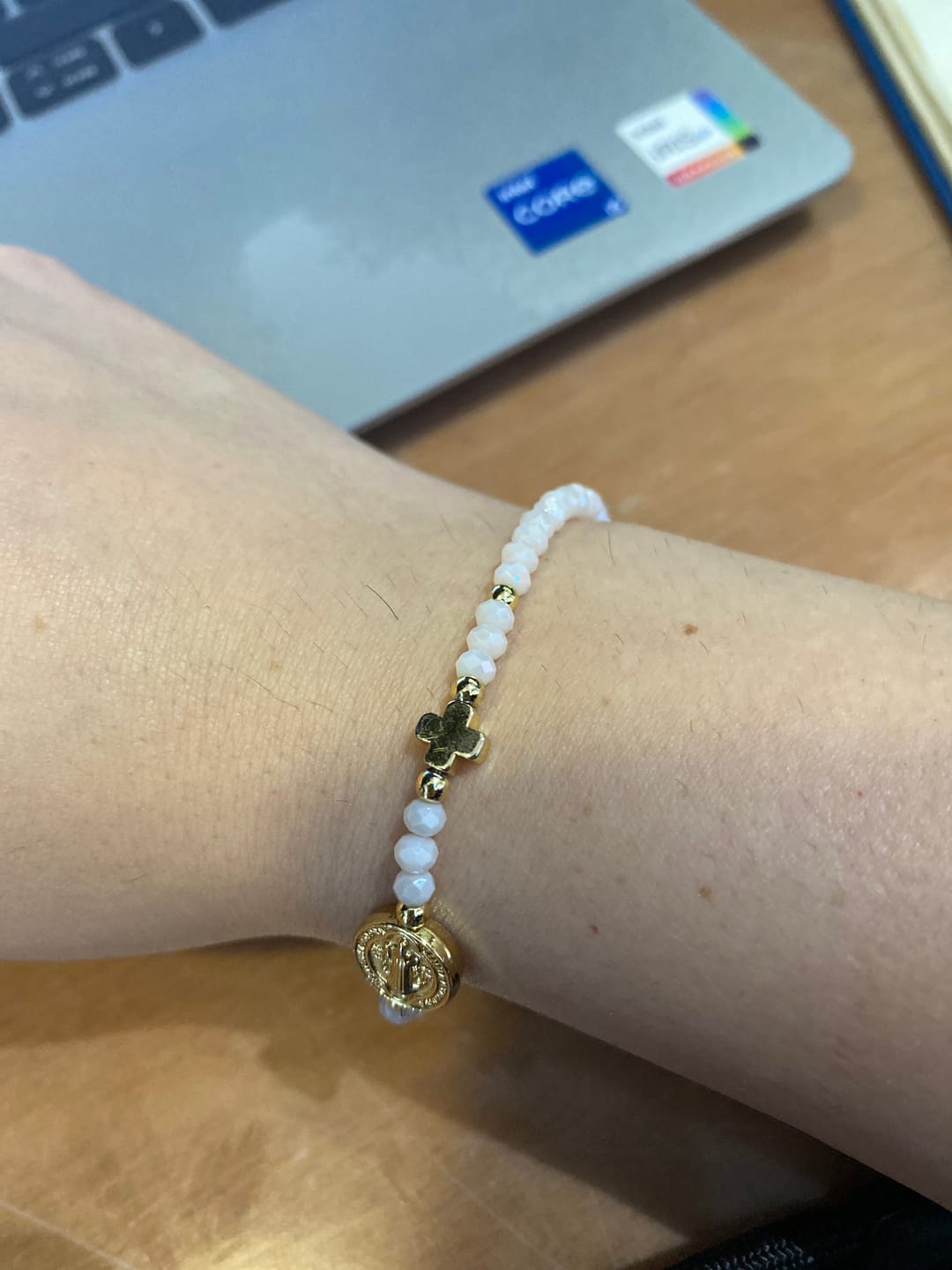 Customer photo review of Pulsera Chaquiras Con San Benito y Cruz