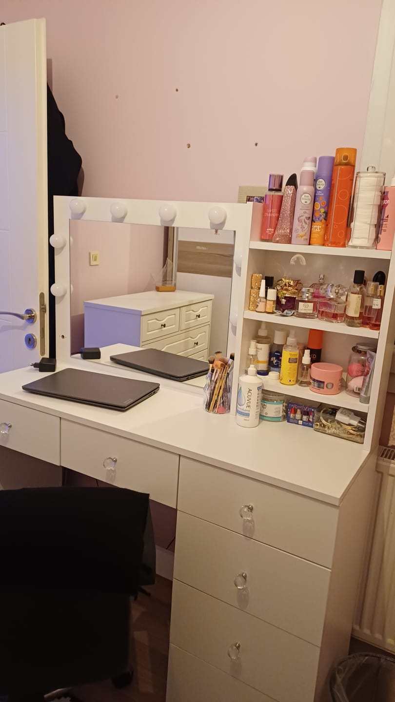 Customer photo review of Rani BJ127 Hollywood Işıklı Aynalı Kulis Makyaj Masası 6 Çekmeceli Takı Düzenleyici Beyaz