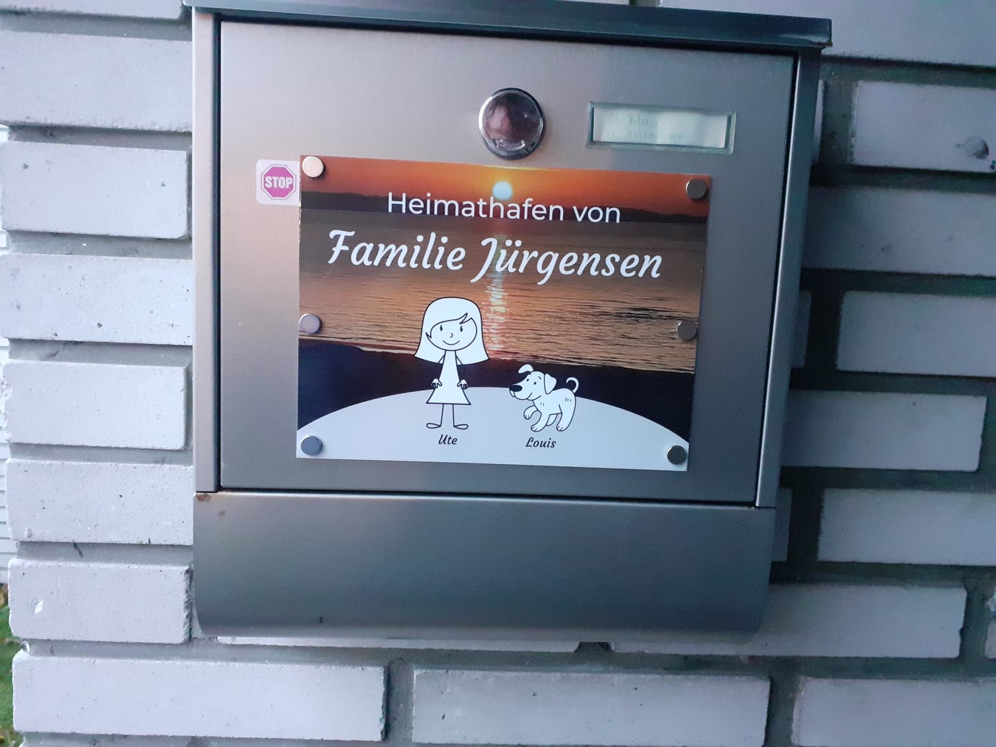 Customer photo review of Familien Türschild (UV- und wetterfest) inkl. Klebebefestigung