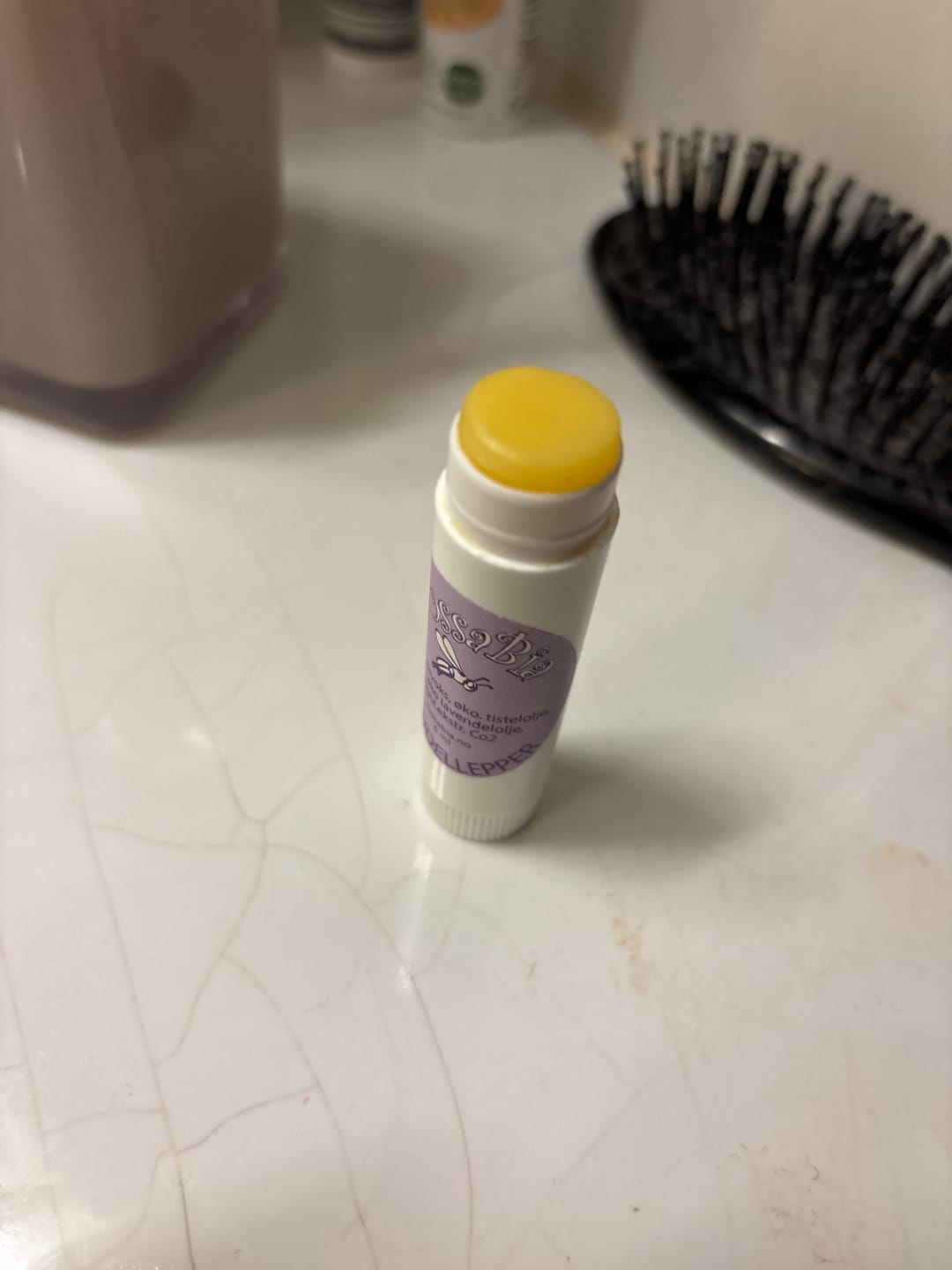 Reseña fotográfica de un cliente sobre el bálsamo labial de lavanda.