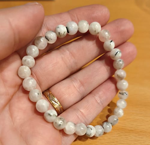 Customer photo review of Pulsera Piedra Luna Arco Iris - 6mm || Equilibrio Femenino - Nuevos Comienzos