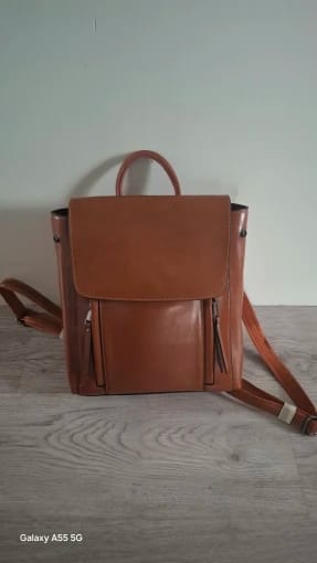Customer photo review of Bolsa Mochila de Couro Feminina