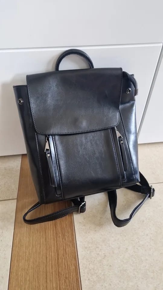 Customer photo review of Bolsa Mochila de Couro Feminina
