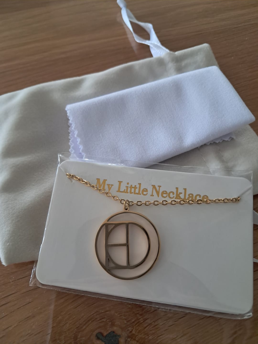 Customer photo review of Collier Médaillon Monogramme Personnalisé