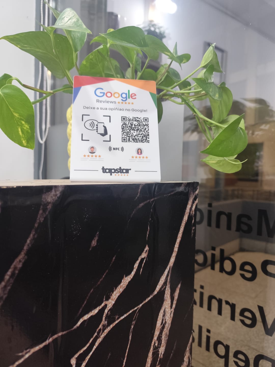 Customer photo review of Expositor de Avaliações Google com NFC e QR