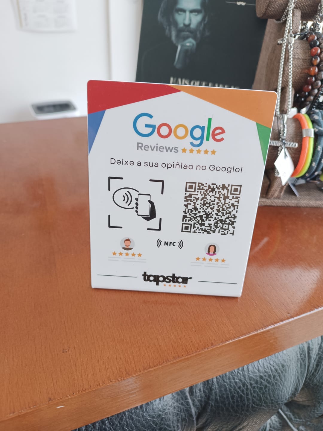 Customer photo review of Expositor de Avaliações Google com NFC e QR