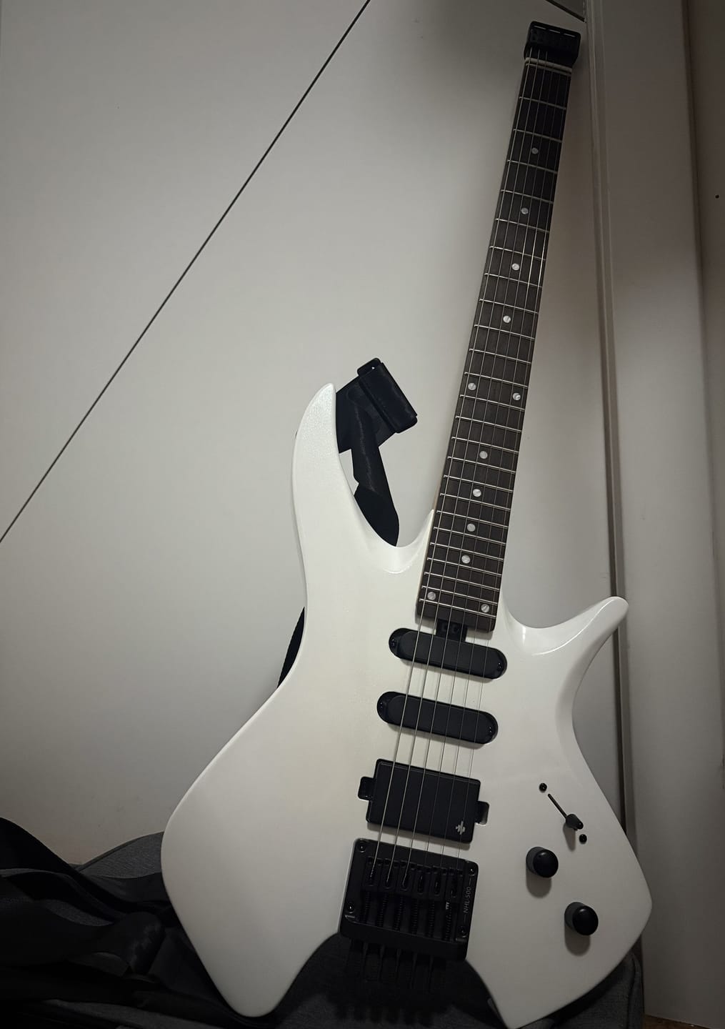 Customer photo review of Donner NHL-500 Guitare Électrique Moderne Sans Tête