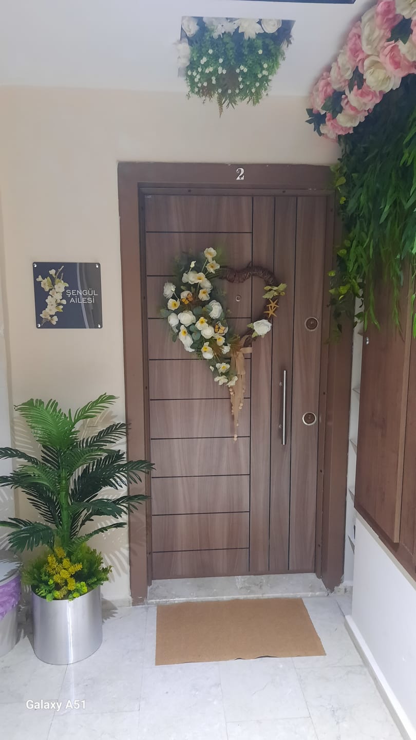 Customer photo review of Kişiye Özel Beyaz Çiçek Dallı Kapı İsimliği