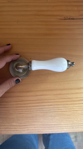 Customer photo review of Manilla rústica con roseta redonda de porcelana blanca en acabado cuero