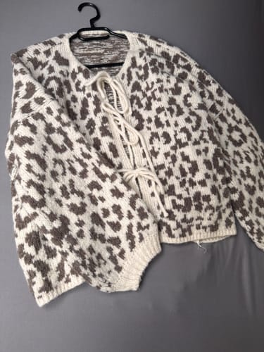 Customer photo review of Helena Schleifen Strickjacke - Leo/Cappuccino