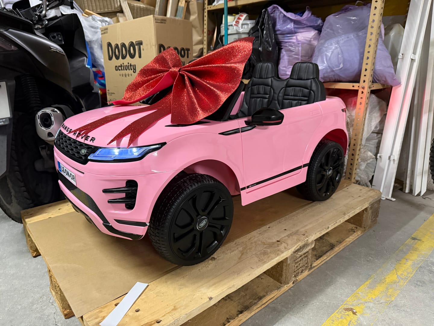 Customer photo review of PRÉ-VENDA Carro Elétrico para Criança RANGE ROVER EVOQUE 12v Rosa c/ RODAS DE BORRACHA & ASSENTO EM PELE