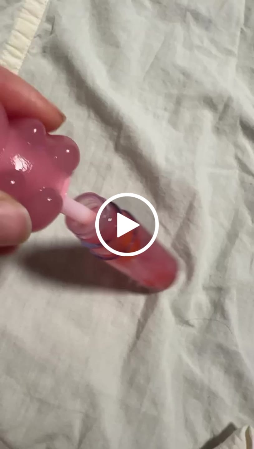 Customer video review of Lip Oil Gummy Panda – VIZZELA