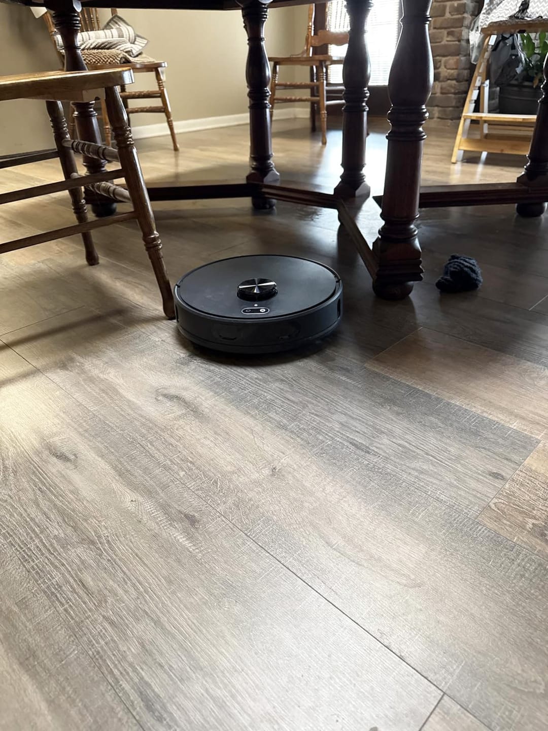 Customer photo review of Saugroboter V8 Pro – Vollautomatische Reinigung mit Wischfunktion, intelligenter Navigation und App-Steuerung für mühelose Sauberkeit