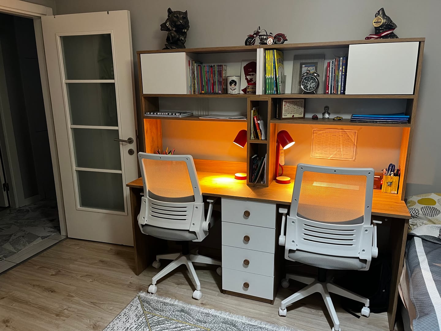 Customer photo review of Rani HA130 İki Kişilik Raflı 2 Kapaklı 4 Çekmeceli Çalışma Ofis Bilgisayar Masası Sepet Ceviz - Beyaz