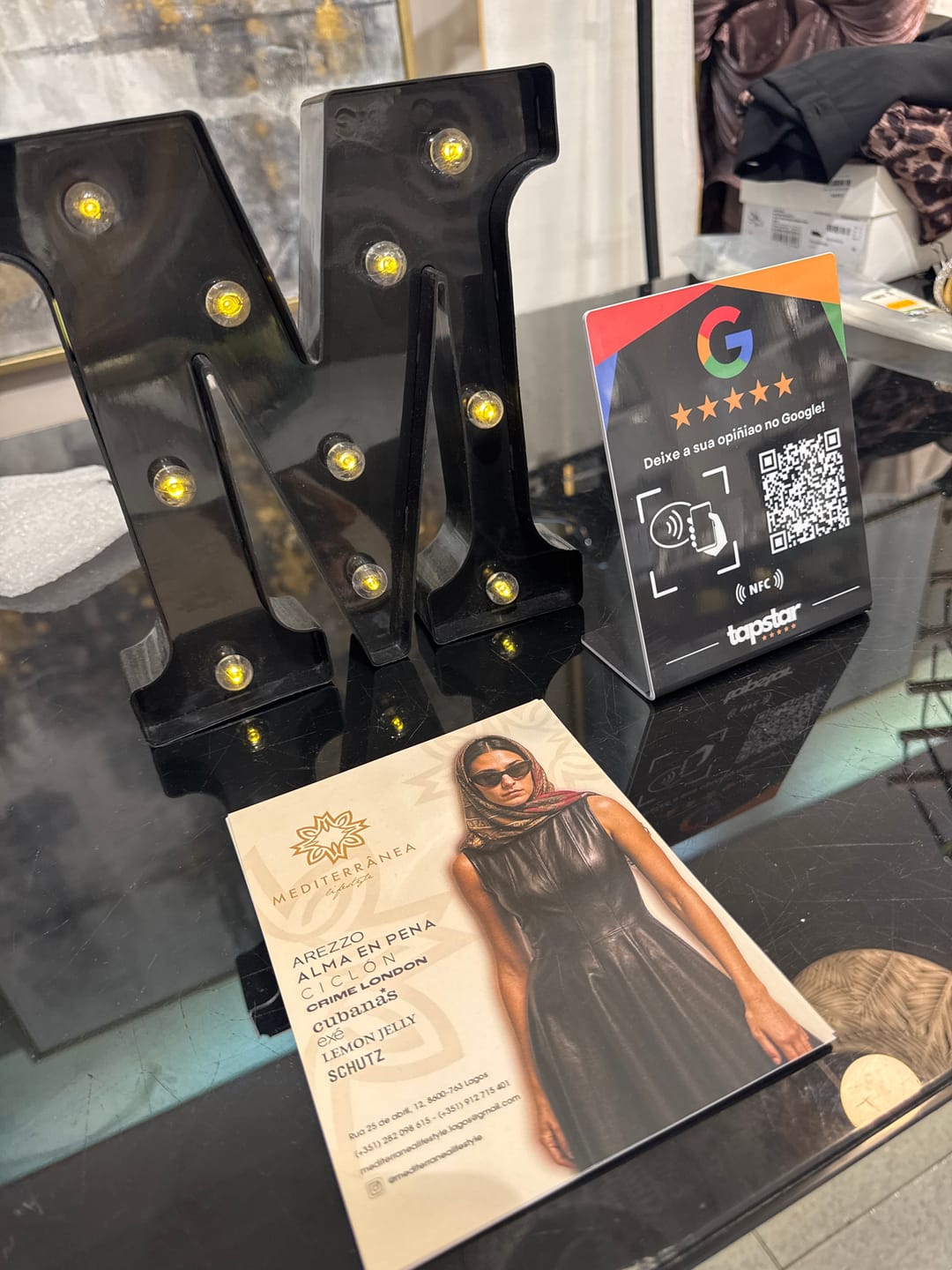 Customer photo review of Expositor de Avaliações Google com NFC e QR