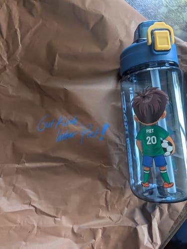 Customer photo review of Personalisierte Fußball-Trinkflasche 600ml - Gestalte deinen Avatar mit Trikotnummer & Name