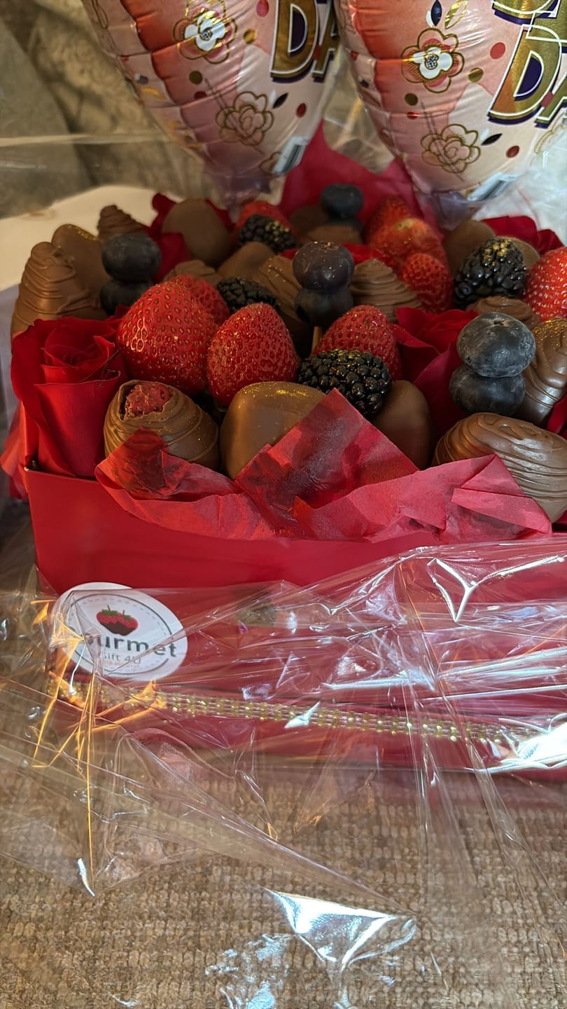 Customer photo review of RED ROSES AND STRAWBERRIES