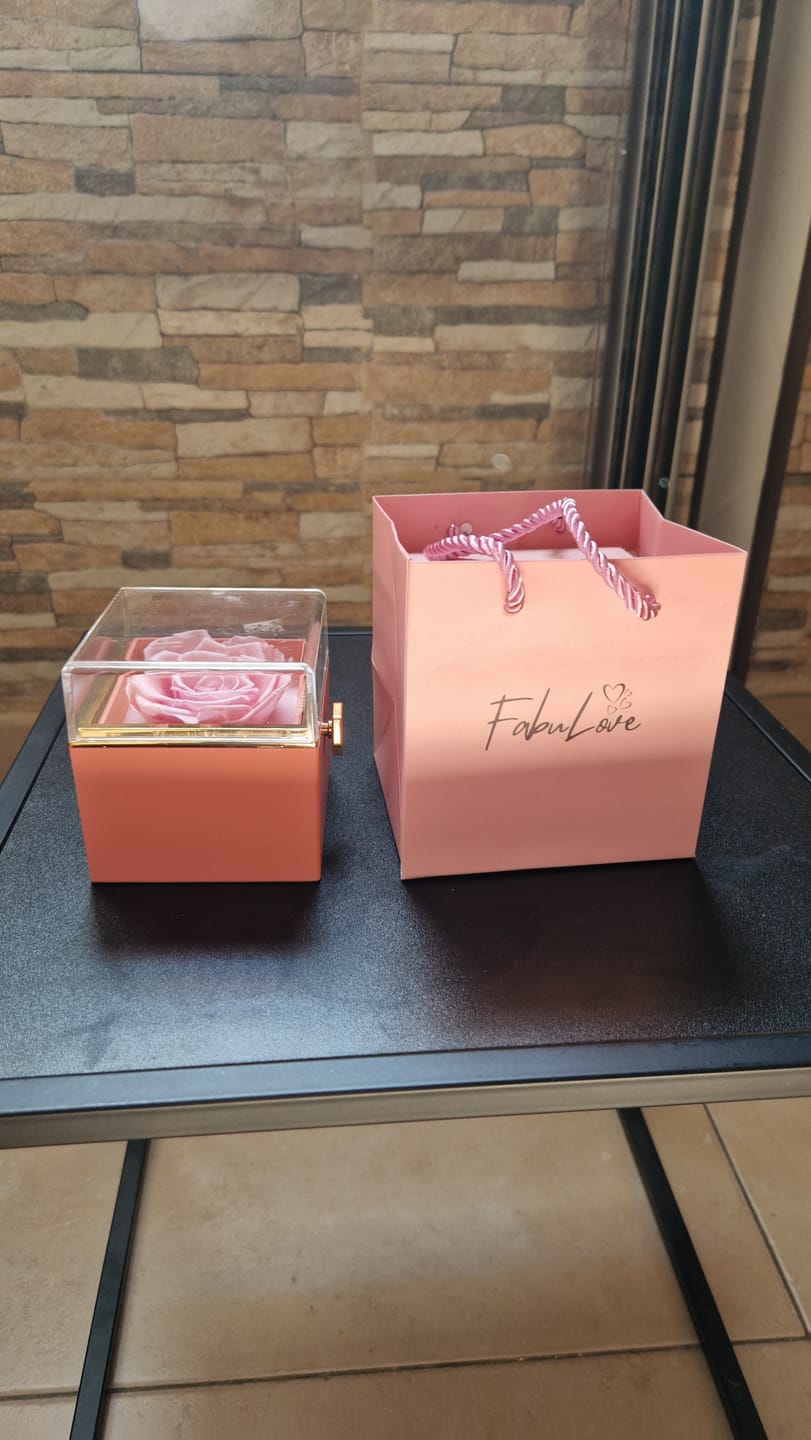 Customer photo review of Rotating Eternal Rose Gift Box