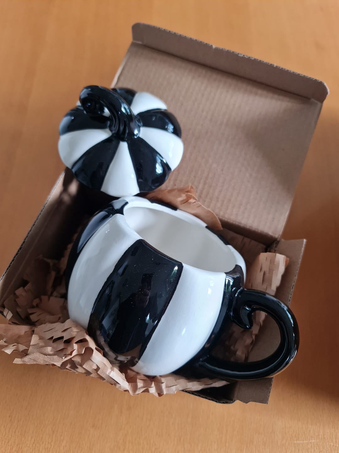 Customer photo review of Gestreifte Kürbis Tasse mit Deckel – Schwarz-weiße Spooky Tasse