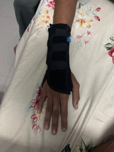 Customer photo review of Universal Cockup Support | Wrist Support For Colle's fracture | Wrist sprain/strain | Arthritis | Post-operative support | Pain Reliever | (Black)
