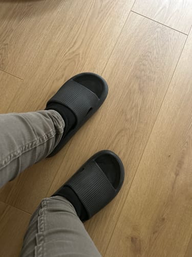 Customer photo review of HappyFlops